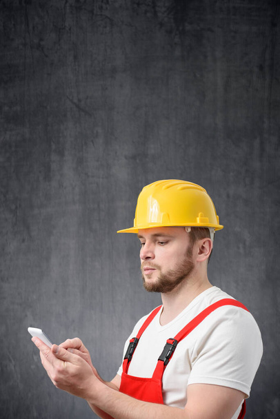 Portret pracownika korzystającego ze smartfona - Zdjęcie, obraz