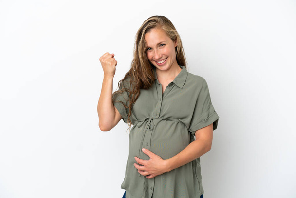 Beyaz arka planda izole edilmiş beyaz bir kadın hamile ve zaferi kutluyor. - Fotoğraf, Görsel