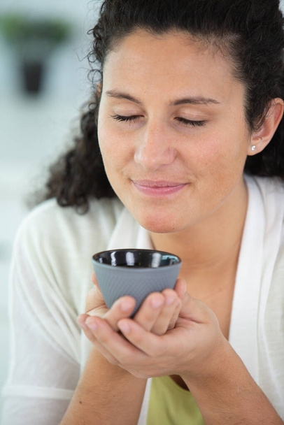 bela sorrindo jovem mulher cheirando chá - Foto, Imagem