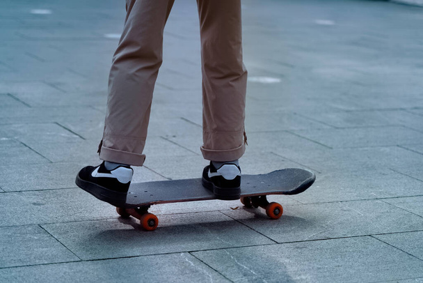 Garçon chevauchant un skateboard dans le parc - Photo, image