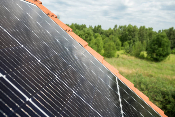 Aurinkosähköpaneelit katolla ja pitempi taustalla - Valokuva, kuva