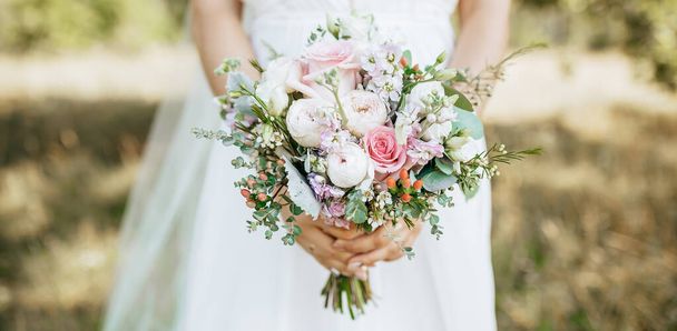 Gelin elinde beyaz ve pembe çiçekli düğün buketi - Fotoğraf, Görsel