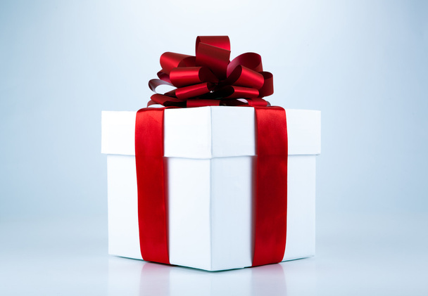 White gift box with red ribbon and bow - Valokuva, kuva