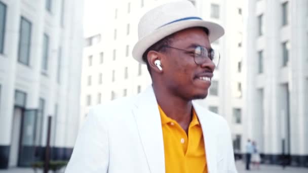Людина в бездротових навушниках слухає музику і танці
 - Кадри, відео
