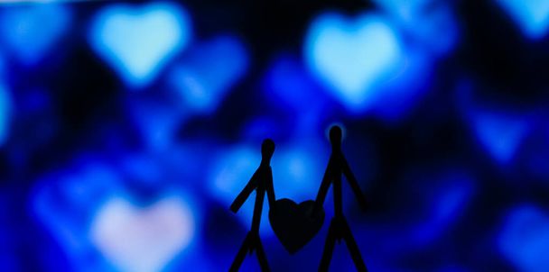 Concept van liefdevolle koppels met lucifers. Man en vrouw dicht bij elkaar met mooie hartvormen op de achtergrond. Matchstick kunst fotografie gebruikte lucifers om het karakter te creëren. - Foto, afbeelding
