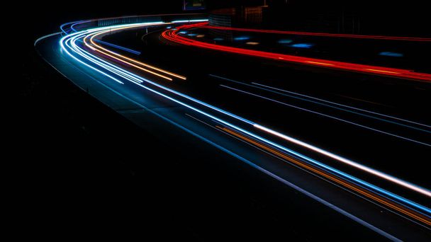 Luci notturne. Luci di auto in movimento di notte. esposizione lunga multicolore - Foto, immagini