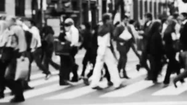 Hands holding Old TV Set met Clenched Fist op het scherm over wazig drukke straat. Black Lives Matter Concept.  - Video