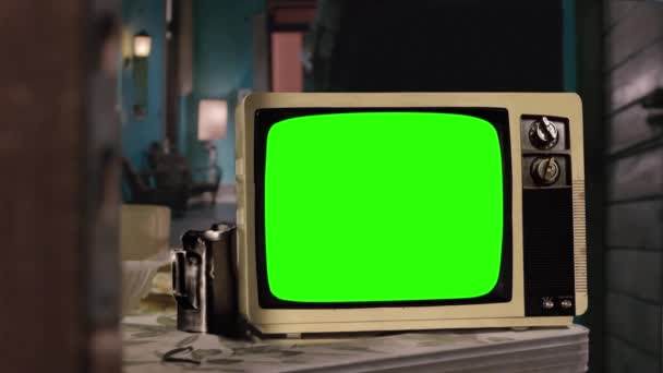 Ročník Televize Nastavit zelené pozadí s hlukem, barevné tyče a statické. Zelenou obrazovku můžete nahradit záběrem nebo obrázkem, který chcete. Můžete to udělat s klíčovým efektem v After Effects nebo s jiným softwarem pro editaci videa. 4K. - Záběry, video