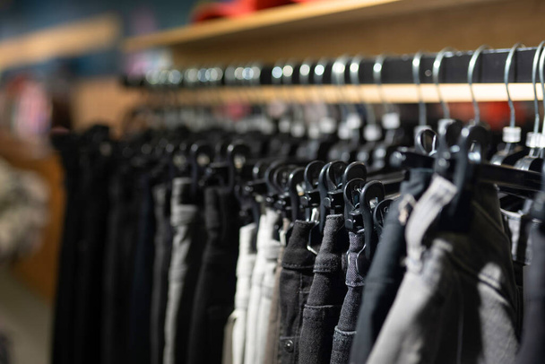 Des vêtements élégants sur un cintre dans un magasin. Nouvelle collection de manteaux. - Photo, image