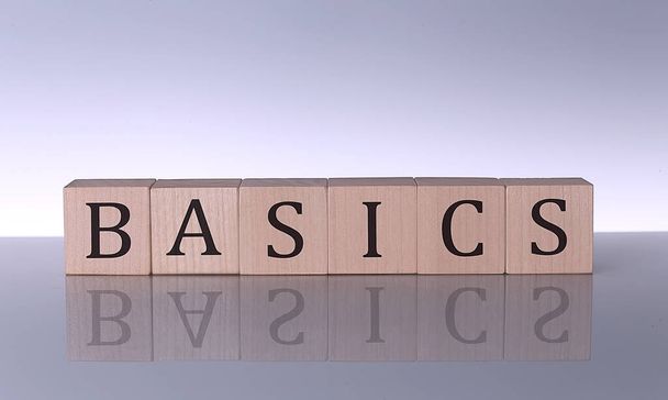 BASICS slovo s stavebními kameny izolované na šedém pozadí - Fotografie, Obrázek