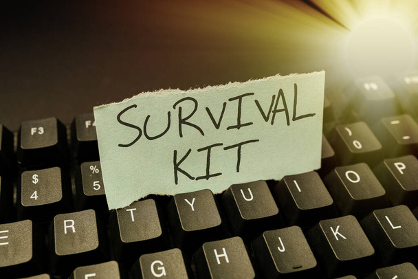 Inspirace ukazuje znamení Survival Kit. Word Written on Emergency Equipment Collection of items to help someone Vytváření online časopisů, psaní nových článků, vytváření nových titulků - Fotografie, Obrázek