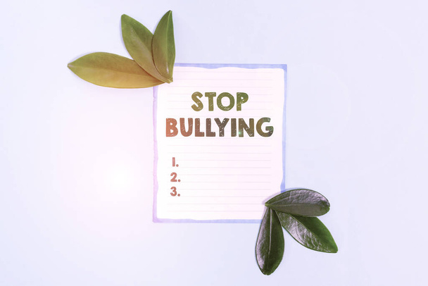 Podpis tekstowy przedstawiający Stop Bullying. Koncepcja oznaczająca wyrażanie swojej kampanii przeciwko przemocy wobec ofiar Temat przyrodniczy Pomysły na prezentację i projekty, wyświetlanie materiałów odnawialnych - Zdjęcie, obraz