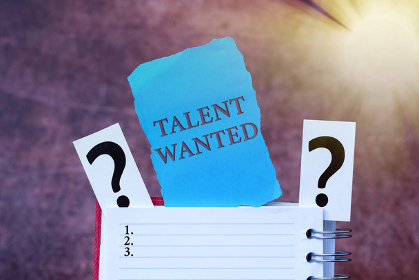 Tekstitys Talent Wanted. Business showcase menetelmä tunnistaa ja talteen asiaan lahjakas aivoriihi New Idea ratkaisuja ja vastauksia etsivät lisää johtolankoja - Valokuva, kuva