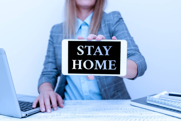 「 Stay Home 」を示すテキスト記号。ビジネスアイデアは活動のために外出せず、家や家の中に滞在します金融アドバイザーお金を節約のヒントを与える,起業家の議論のお得な情報 - 写真・画像