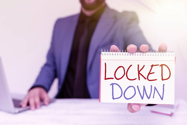 Tekstitys: Locked Down. Internet Käsite hätätoimenpide, joka osoittaa estetty rajoitetulta alueelta Asianajaja selittää oikeudenkäyntiä, kiinteistönvälittäjä tarjoaa omaisuutta - Valokuva, kuva