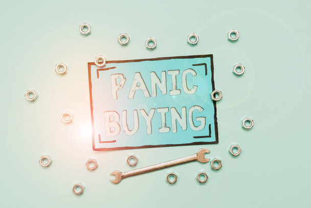 Teksti osoittaa inspiraatiota Panic Buying. Sana ostaa suuria määriä, koska äkillinen pelko tulossa pulaa huolto työkalut ja varusteet mekaanikko ja insinööri korjaukset - Valokuva, kuva