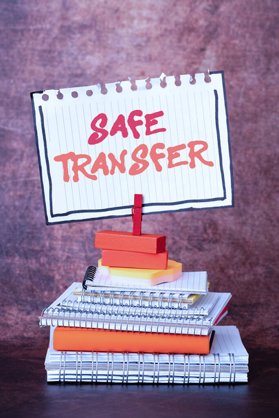 Podpis koncepcyjny Bezpieczny transfer. Koncepcja oznacza przelewy elektroniczne Nie papierowe Transakcje Zorganizowane i schludne sortowanie plików aranżacyjnych i pomysłów na przechowywanie dokumentów - Zdjęcie, obraz