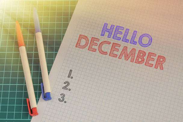 Вдохновение показывает знак Hello December. Концепция, означающая приветствие, используемое при приветствии двенадцатого месяца года Канцелярские товары с многочисленными ассортиментами - Фото, изображение