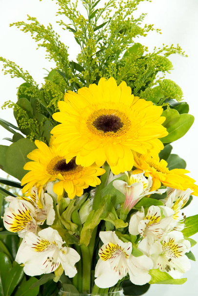 Ramo de gerberas amarillas y alstroemeria flores botánicas Asteraceae Lirio peruano - Foto, imagen
