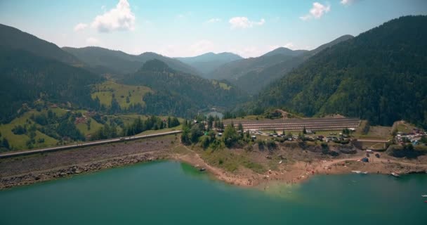 Luchtfoto van Lazica brana dam en Spajici meer in Tara berggebied - Video