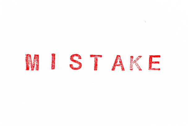 Sello de goma de color rojo en error de palabra sobre fondo de papel blanco - Foto, imagen