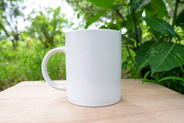 自然を背景に白いマグカップ。白マグカップモックウ - 写真・画像