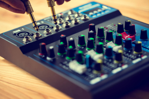 Selectieve focus op geluid elektronica mixer en goud mic jack. Muziek en live geluid. - Foto, afbeelding