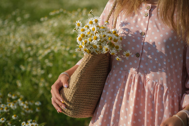 joven hermosa mujer en el campo con margaritas blancas - Foto, Imagen