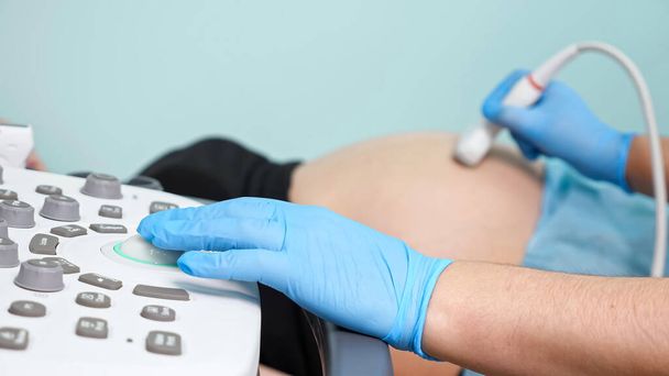 Specialista regola pannello di controllo della macchina ad ultrasuoni - Foto, immagini