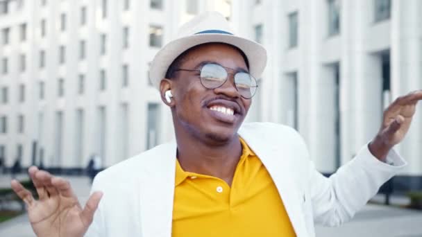 Profesjonalny Afroamerykanin uśmiecha się i tańczy - Materiał filmowy, wideo