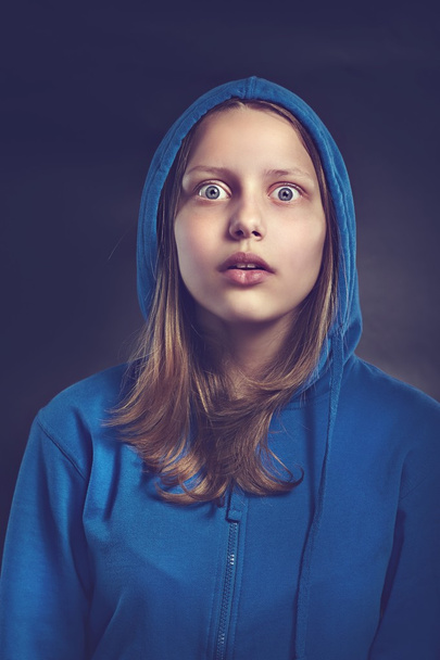 Afraided teen girl in hood - Foto, Imagem
