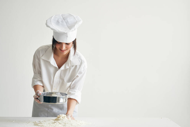 chef trabalhando com massa de farinha fazendo serviço de cozinha profissional - Foto, Imagem