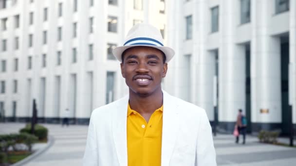 Sorridente uomo d'affari afroamericano in cappello fedora bianco - Filmati, video