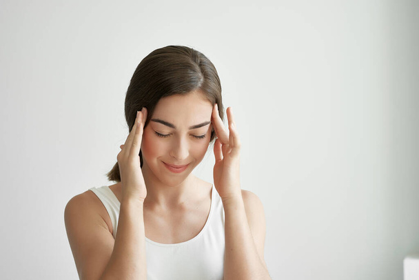 kobieta z bólem głowy depresja stres problemy zdrowotne migrena - Zdjęcie, obraz