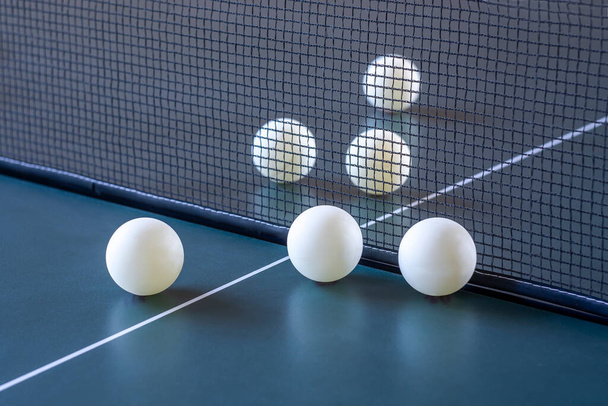 Bolas de tênis de mesa em um fundo embaçado. - Foto, Imagem