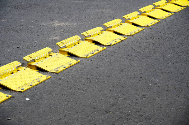 Placas de control de flujo amarillo para dirección unidireccional de automóviles - Foto, Imagen