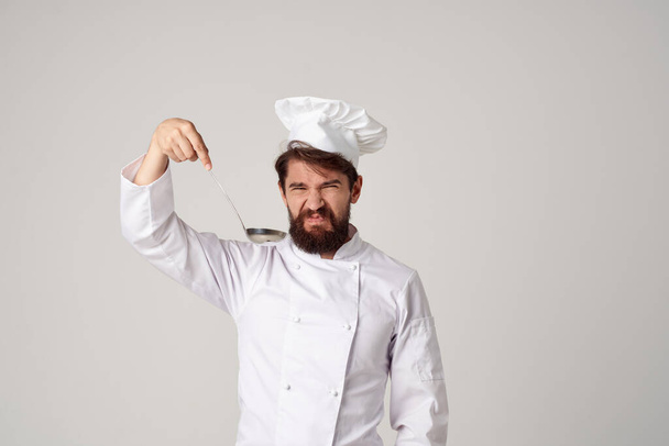 chef profesional con un cucharón en la mano cocina comida servicio de cocina - Foto, Imagen