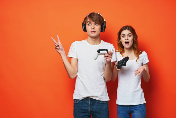 menino e menina jogar jogos console entretenimento - Foto, Imagem