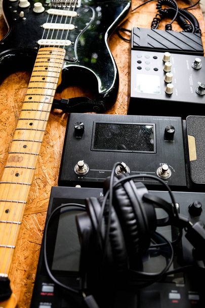 Close up instrumentos música fundo conceito, Guitarra e equipamentos de estúdio - Foto, Imagem