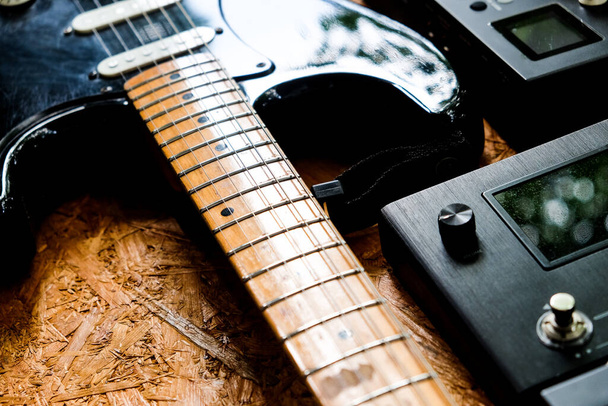Концепция музыкального фона крупным планом, гитара и студийное оборудование - Фото, изображение