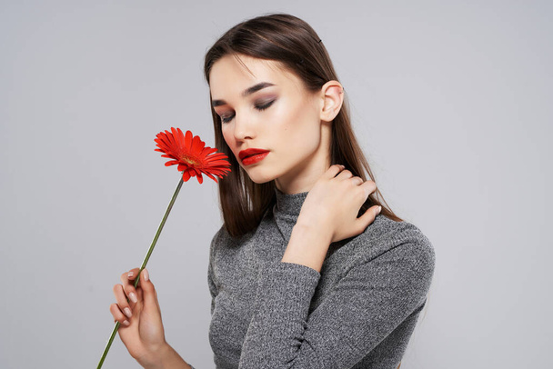 brunetta con fiore rosso glamour romanticismo glamour - Foto, immagini