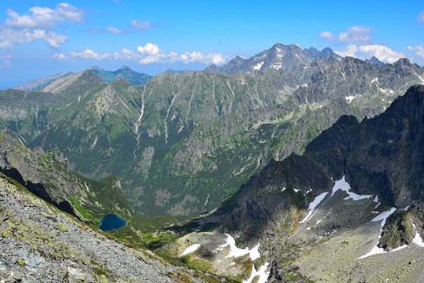 High Tatras 'ın en yüksek dağlarından biri olan Rysy Dağı' nın (Vaha) zirvesinden muhteşem bir manzara. Slovakya, Polonya. - Fotoğraf, Görsel