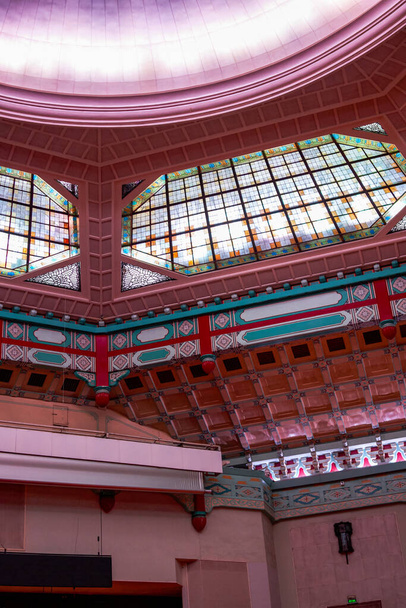 Аудиторіум куполи і сидіння в Меморіальному залі Сан Ятсен в Гуанчжоу, Китай. - Фото, зображення