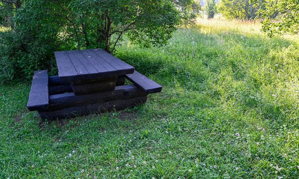 дерев'яний стіл і лавки в зоні відпочинку
 - Фото, зображення