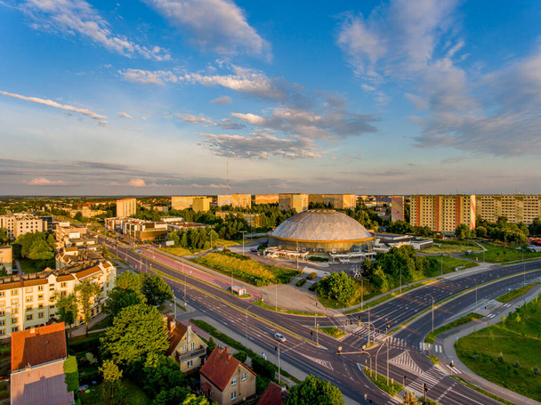 Olsztyn - Ουρανία - Αίθουσα αθλημάτων και ψυχαγωγίας. Η διασταύρωση των οδών Aleja Marszaka Jzefa Pisudskiego και Obiegowa - Φωτογραφία, εικόνα