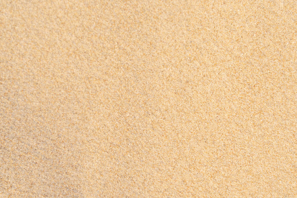 Zand patroon textuur in tropische strand. Bruin zand voor de achtergrond. Close-up. - Foto, afbeelding