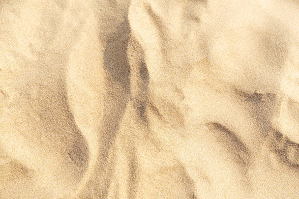 Tekstura piasku na plaży. Brązowy piasek plażowy. Zbliżenie. - Zdjęcie, obraz