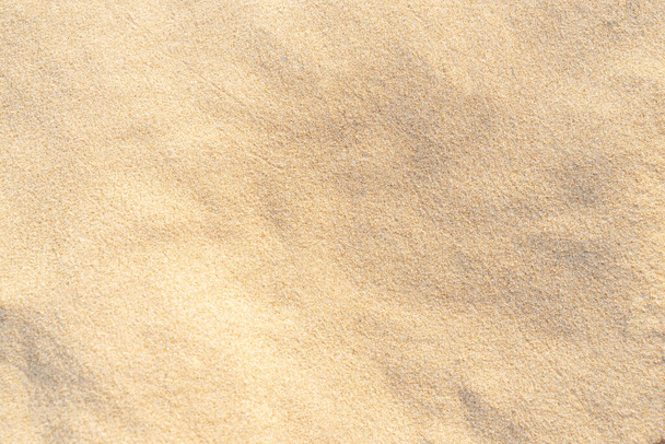 Sandstruktur am Strand. Brauner Sand am Strand als Hintergrund. Nahaufnahme. - Foto, Bild
