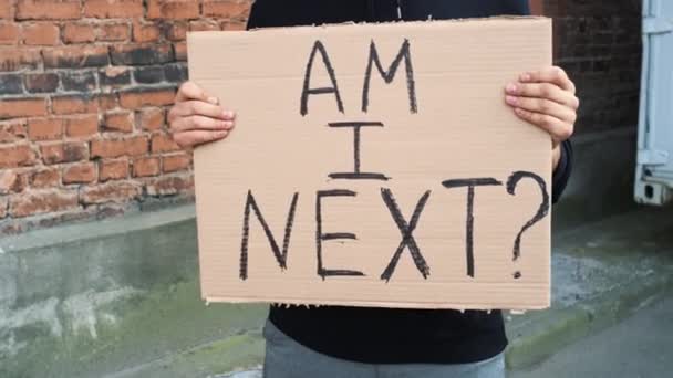 Hombre caucásico está protestando en la calle con pancartas - Imágenes, Vídeo