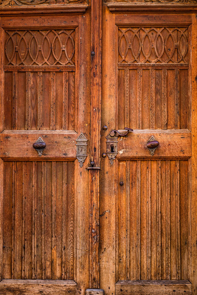 De cerca, detalles de una vieja puerta marrón de madera. - Foto, imagen